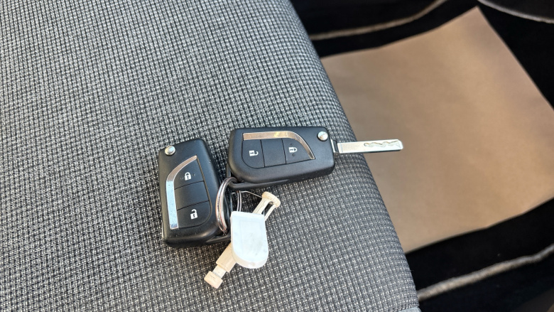 Toyota Yaris 1.5 VVT-i Y20 5dr [Bi-tone] Petrol Hatchback